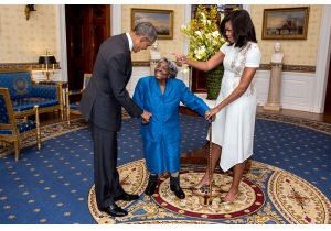 106岁老太到访白宫 牵手与奥巴马夫妇热...