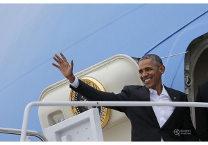 奥巴马首访古巴 雨中参观哈瓦那老城.当地...