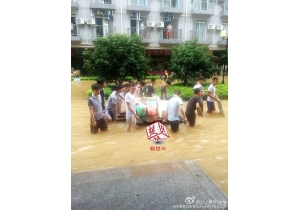 武汉高校男生暴雨中集体为女大学生送饭。2...